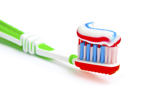 A fluorid előnyei és károsodása a fogkrémben