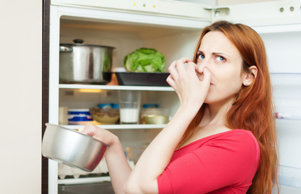 Ako odstrániť zápach v chladničke