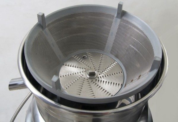  Couteau dans une centrifugeuse
