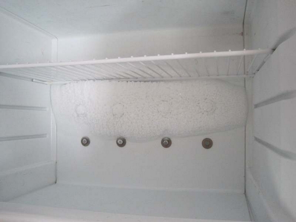  Is på väggarna i kylskåpet