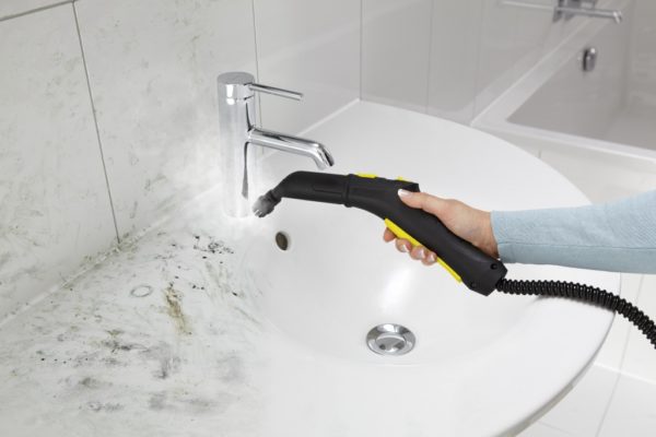  Cleaning the sink with a steam cleaner