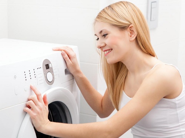  गोरा कपड़े धोने की मशीन चालू करता है