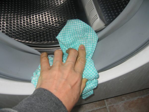  Wycieranie gumowego mankietu po umyciu