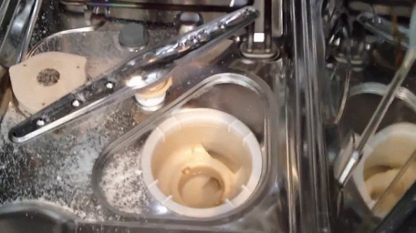  Água na máquina de lavar louça