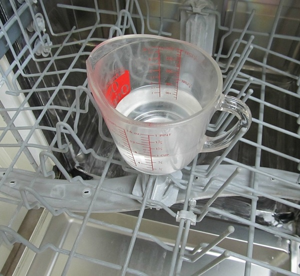  Measuring cup inside
