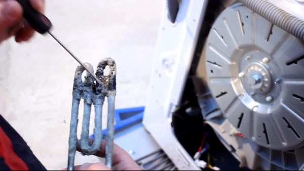  Defalcarea elementelor de încălzire în mașina de spălat