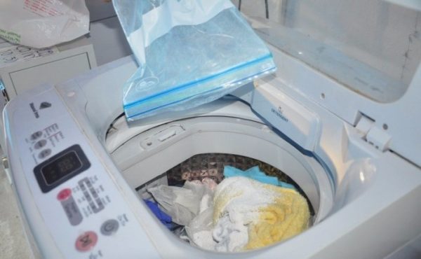  Pó de enchimento em uma máquina de lavar roupa semi-automática