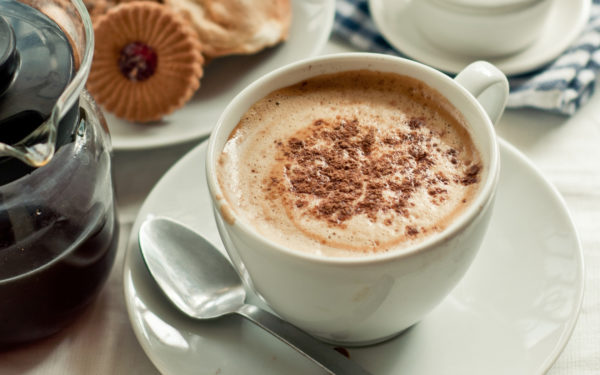  Gjør cappuccino i en kaffemaskin