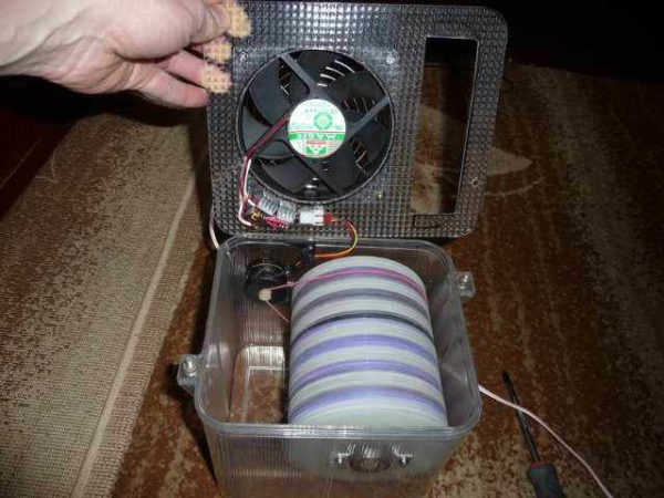  Ventilador de fabricación propia con humidificador de aire.