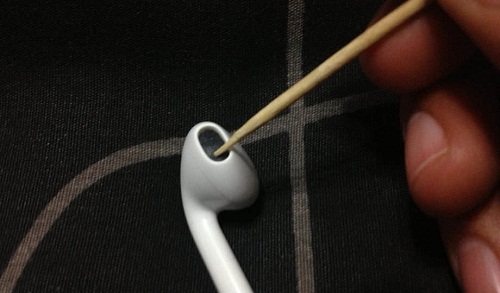  Pembersihan EarPods Apple dengan tusuk gigi