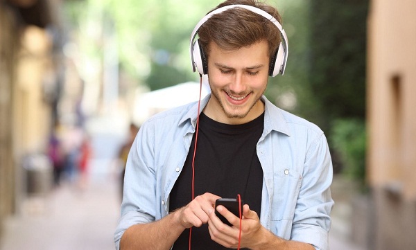  Kerl auf der Straße mit Kopfhörern