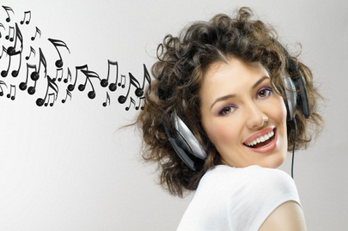  Kulaklıklar müzik dinlerken kız