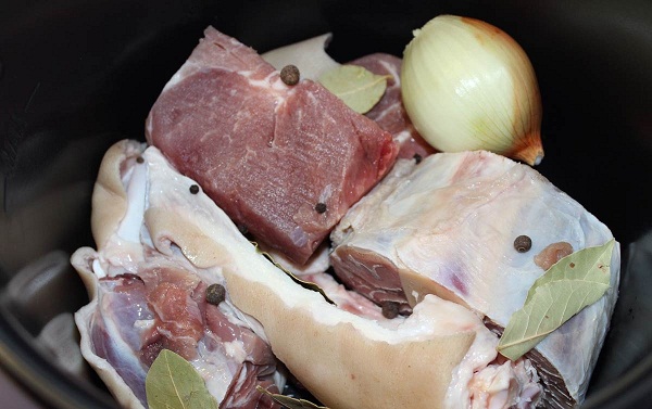  Carne e cipolle in una pentola a pressione