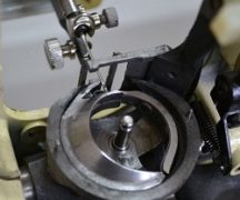  Lanzadera en máquina de coser