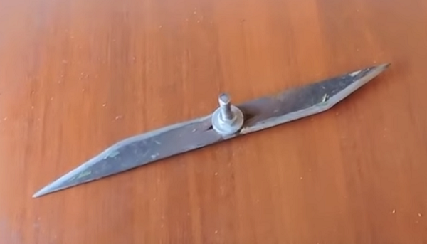  Élesített fém kés