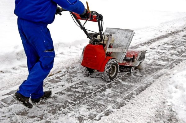 Self-propelled snow plow
