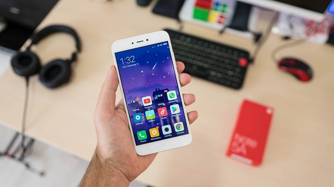  Xiaomi Redmi Note 5a i hånden