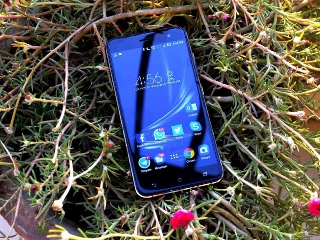  Smartphone sur l'herbe