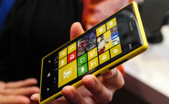 Nokia Lumia 720 อยู่ในมือ